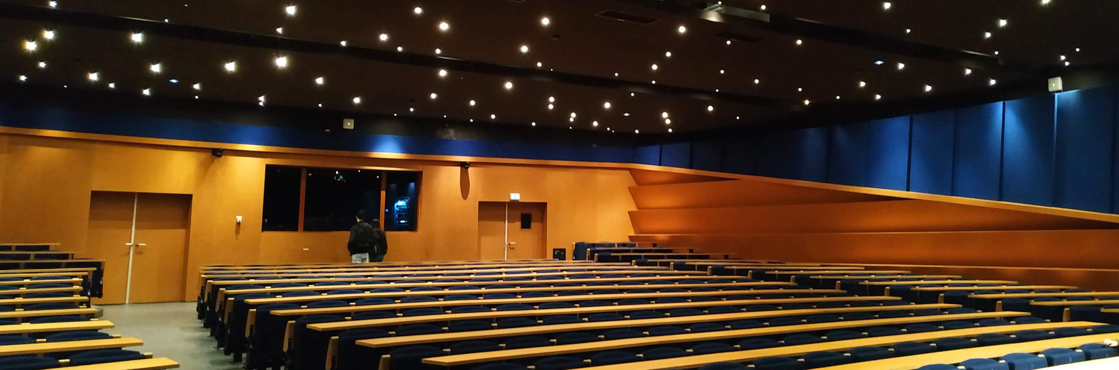 L'amphi 350 avec ses lumières