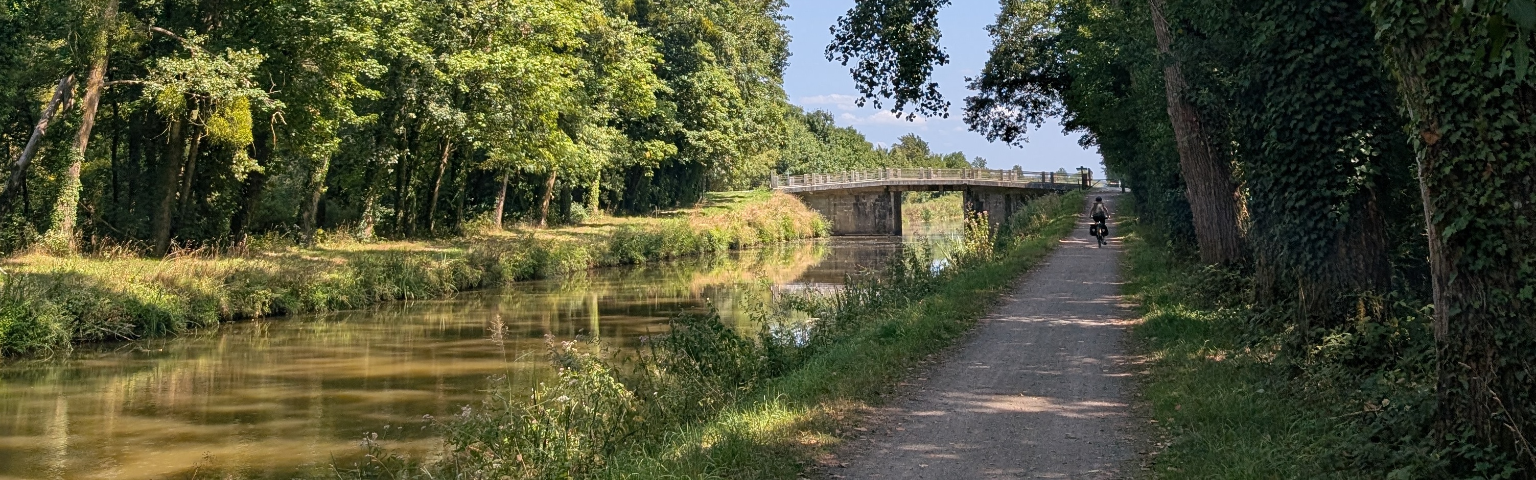 Bord d'un canal breton à vélo